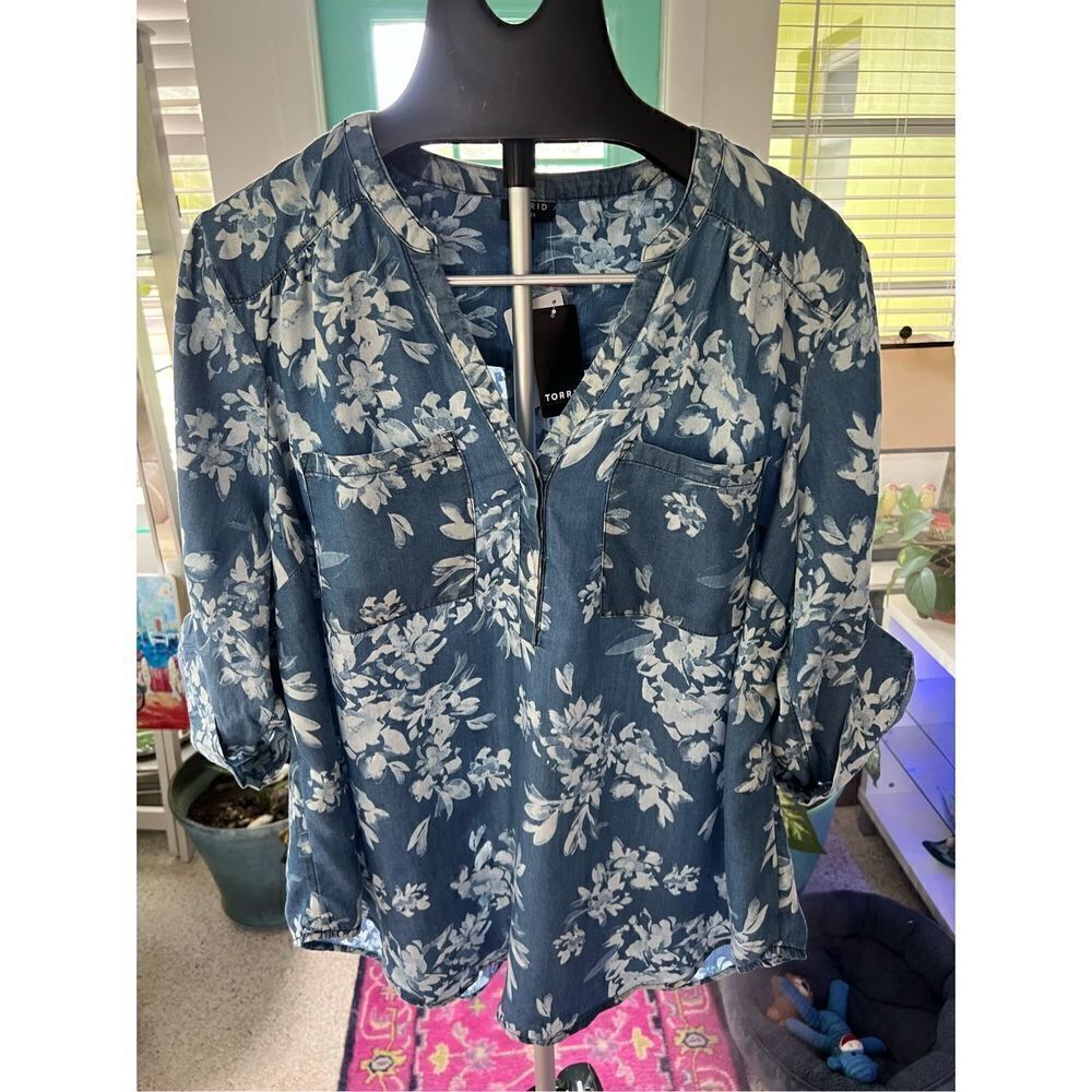 Torrid Harper Women’s Size 1 Long Sleeves or 3/4 Sleeve Button Blue with Flowers